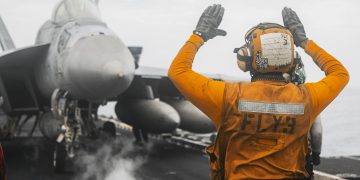 Avión de combate de EU se estrella en el estrecho de Ormuz