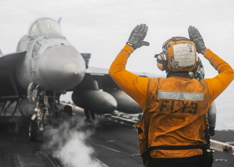 Avión de combate de EU se estrella en el estrecho de Ormuz