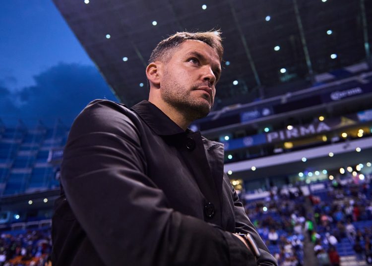 La etapa de Nicolás Larcamón al frente de Cruz Azul llegó a su fin. La directiva celeste tomó la decisión de destituir al técnico argentino a falta de una jornada