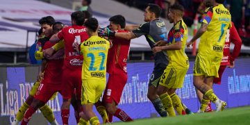 El cierre del América vs Toluca dejó un panorama complicado para la Comisión Disciplinaria, debido a una serie de incidentes que comenzaron tras la expulsión de Helinho