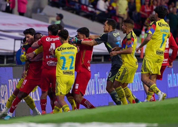 El cierre del América vs Toluca dejó un panorama complicado para la Comisión Disciplinaria, debido a una serie de incidentes que comenzaron tras la expulsión de Helinho