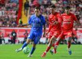 En un partido marcado por la intensidad y las oportunidades fallidas, Guadalajara y Necaxa igualaron sin anotaciones en el Estadio Victoria, luego