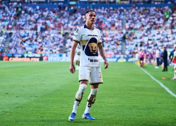 Los Pumas UNAM, con el regreso del costarricense Keylor Navas como una de sus figuras, derrotaron este sábado 0-2 al Pachuca y se colocaron como líderes del torneo