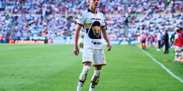 Los Pumas UNAM, con el regreso del costarricense Keylor Navas como una de sus figuras, derrotaron este sábado 0-2 al Pachuca y se colocaron como líderes del torneo