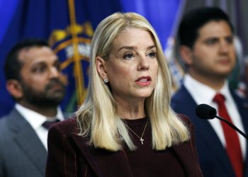 Trump cesa a Pam Bondi y pone al frente a su abogado de confianza
