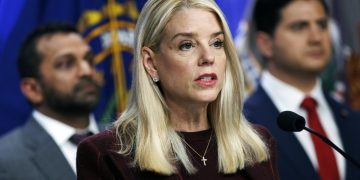 Trump cesa a Pam Bondi y pone al frente a su abogado de confianza