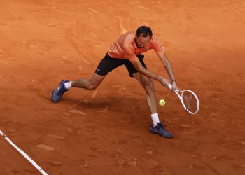 Medvedev se meta a octavos en Madrid