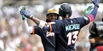 Los Arizona Diamondbacks remontaron este domingo una desventaja de seis carreras para imponerse 12-7 a los San Diego Padres en partido de la temporada