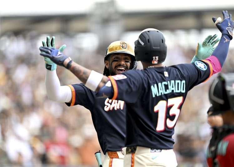 Los Arizona Diamondbacks remontaron este domingo una desventaja de seis carreras para imponerse 12-7 a los San Diego Padres en partido de la temporada