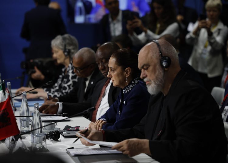 Reconocen liderazgo de la presidenta Sheinbaum en la IV Cumbre en Defensa de la Democracia de Barcelona