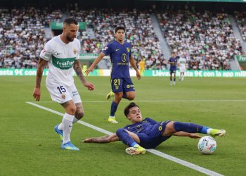 El Elche alimentó este miércoles sus opciones de lograr la permanencia al superar por 3-2 al Atlético de Madrid, que acusó las numerosas ausencias