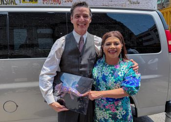 ¡Feliz cumpleaños, Pedrito! Clara Brugada sorprende a Pedro Pascal en plena filmación en CDMX.