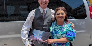 ¡Feliz cumpleaños, Pedrito! Clara Brugada sorprende a Pedro Pascal en plena filmación en CDMX.