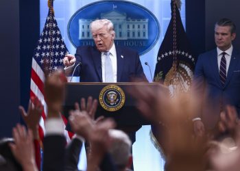 “Reloj en marcha: El mundo contiene el aliento ante el plazo final de Trump para abrir el estrecho de Ormuz”