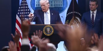 “Reloj en marcha: El mundo contiene el aliento ante el plazo final de Trump para abrir el estrecho de Ormuz”