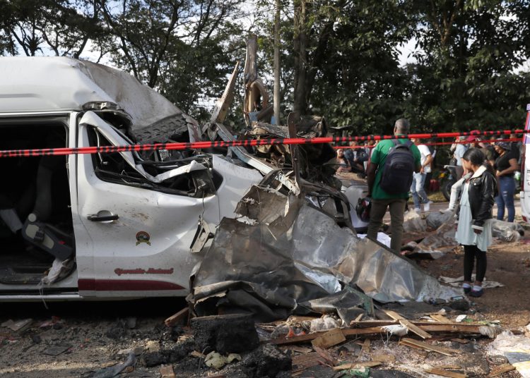 Atentado con cilindros bomba deja 14 muertos en Colombia