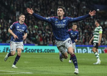 Arsenal toma ventaja en patio ajeno