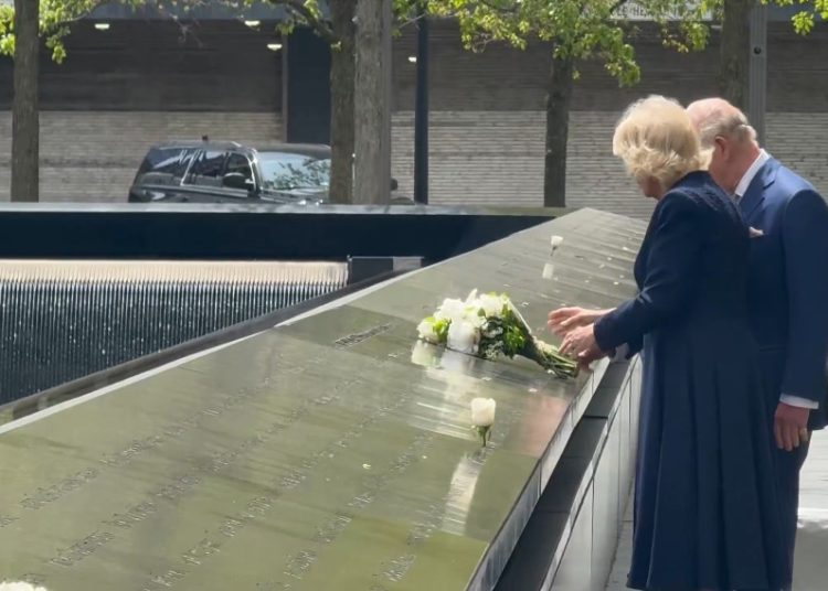 Histórica visita real: El rey Carlos III rinde tributo a los británicos fallecidos en los atentados del 11-S.