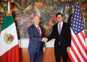 El canciller, Roberto Velasco y el embajador de los Estados Unidos, Ronald Johnson, coinciden en fortalecer la relación Bilateral