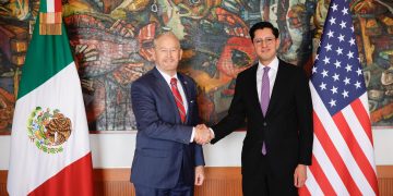 El canciller, Roberto Velasco y el embajador de los Estados Unidos, Ronald Johnson, coinciden en fortalecer la relación Bilateral