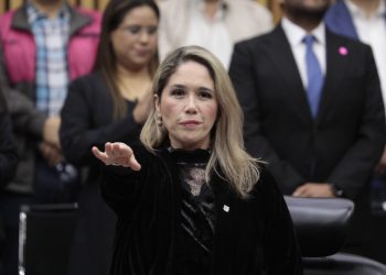 “No somos enemigos del gobierno”: Arturo Manuel Chávez y los nuevos consejeros rinden protesta en el INE.