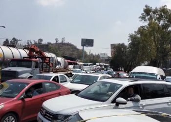 "No más extorsiones": Choferes de taxi cierran la México-Pachuca tras ola de violencia del crimen organizado.