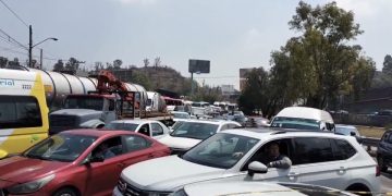"No más extorsiones": Choferes de taxi cierran la México-Pachuca tras ola de violencia del crimen organizado.