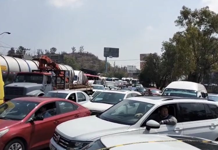 "No más extorsiones": Choferes de taxi cierran la México-Pachuca tras ola de violencia del crimen organizado.