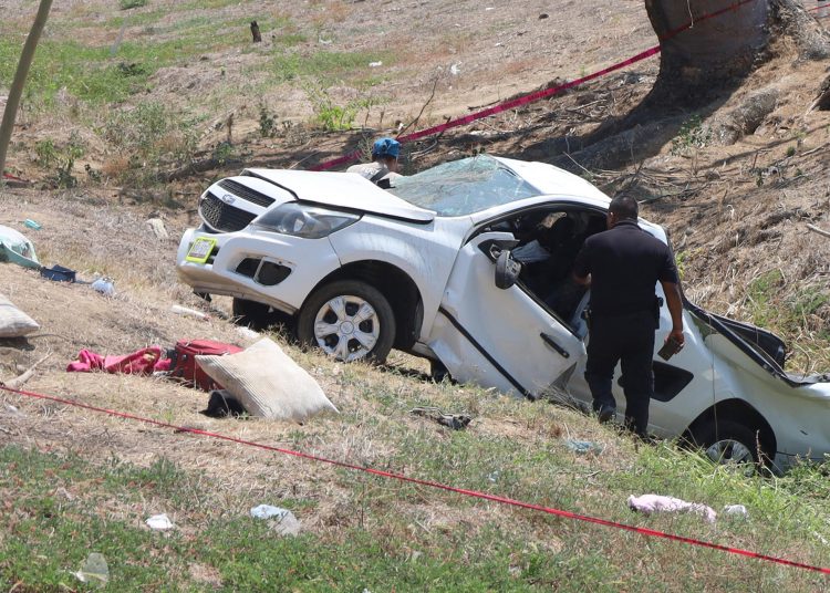 MEX8770. ACAPULCO (MÉXICO), 03/04/2026.- Peritos forenses inspeccionan un vehículo tras un accidente, en el que fallecieron cinco turistas, este viernes en Acapulco (México). EFE/David Guzmán
