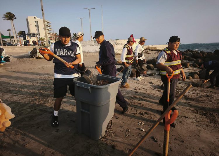 MEX7111. COATZACOALCOS (MÉXICO), 13/03/2026.- Fotografía cedida por la Secretaría de Medio Ambiente y Recursos Naturales (Semarnat) de trabajadores limpiando una playa de Coatzacoalcos en el estado de Veracruz (México). Tras 11 días del inicio de un derrame de hidrocarburo en playas en Veracruz, golfo de México, el Gobierno del país señaló que mantiene un análisis de corrientes y vientos para fortalecer acciones de contención de las manchas que se han detectado en las costas de Veracruz y Tabasco (sureste). EFE/ Semarnat /SOLO USO EDITORIAL/NO VENTAS/SOLO DISPONIBLE PARA ILUSTRAR LA NOTICIA QUE ACOMPAÑA (CRÉDITO OBLIGATORIO)