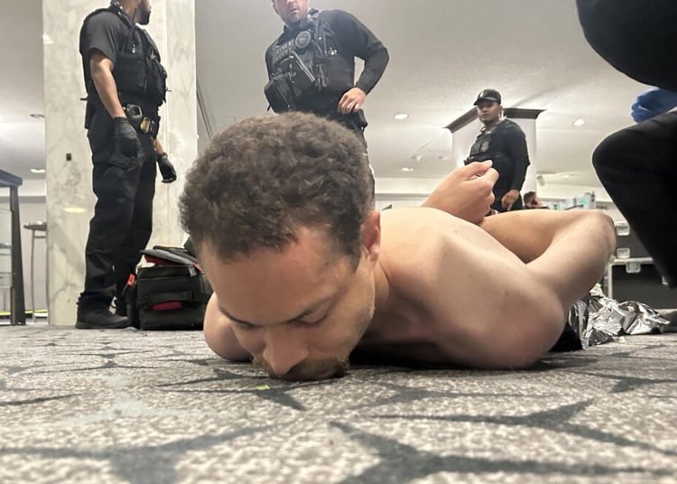 AME6777.WASHINGTON (ESTADOS UNIDOS), 25/04/2026.- Fotografía difundida en la cuenta oficial @realDonaldTrump de la red social Truth del presidente de los Estados Unidos, Donald Trump, donde se muestra al supuesto tirador arrestado por agentes del Servicio Secreto este sábado, luego de que se reportaran aparentes disparos durante la cena anual de la Asociación de Corresponsales de la Casa Blanca (WHCA) en Washington (Estados Unidos). EFE/ @realDonaldTrump / SOLO USO EDITORIAL/ NO VENTAS/ SOLO DISPONIBLE PARA ILUSTRAR LA NOTICIA QUE ACOMPAÑA (CRÉDITO OBLIGATORIO)