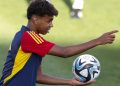 Lamine Yamal en entrenamiento de fútbol.