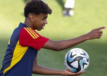 Lamine Yamal en entrenamiento de fútbol.