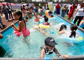 Verificadores sanitarios revisan los niveles de cloro y pH en las albercas de la Utopía Mixiuhca