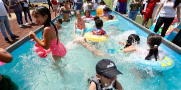 Verificadores sanitarios revisan los niveles de cloro y pH en las albercas de la Utopía Mixiuhca