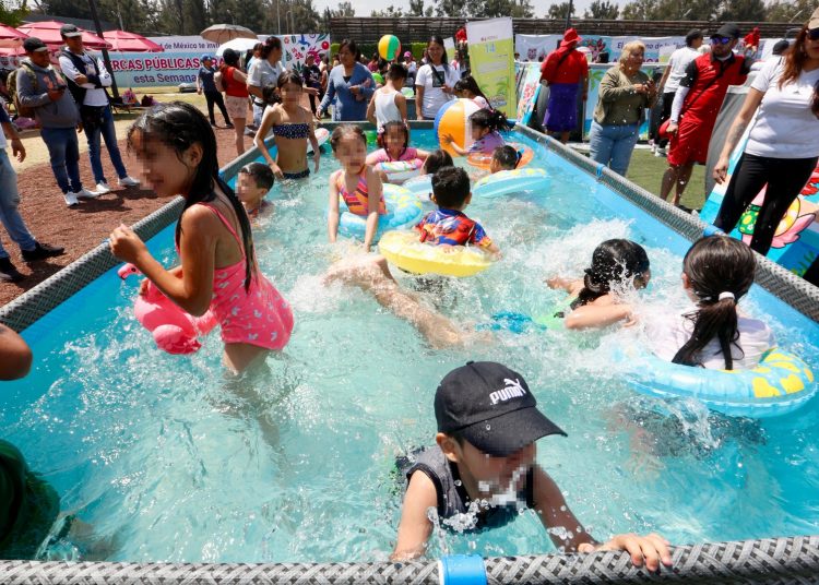 Verificadores sanitarios revisan los niveles de cloro y pH en las albercas de la Utopía Mixiuhca