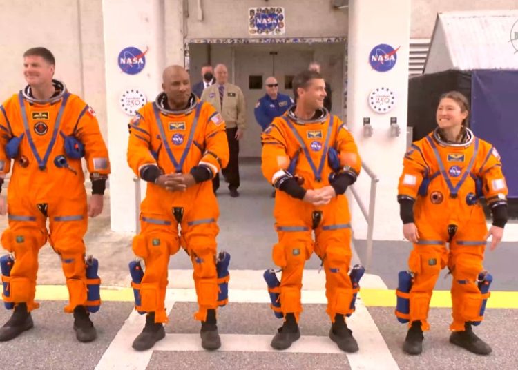 La NASA revela la tecnología detrás de los trajes que llevarán a la primera mujer a la Luna