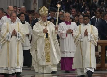 La primera Vigilia Pascual del papa León XIV en San Pedro