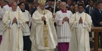 La primera Vigilia Pascual del papa León XIV en San Pedro