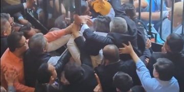 Manifestantes irrumpen en Congreso de la CDMX en protesta por vivienda