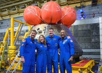 Los astronautas de Artemis II posan para una foto grupal después de observar su nave espacial Orion —que ellos nombraron Integrity— en la cubierta inferior del USS John P. Murtha tras su amerizaje.