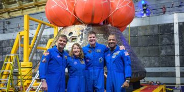 Los astronautas de Artemis II posan para una foto grupal después de observar su nave espacial Orion —que ellos nombraron Integrity— en la cubierta inferior del USS John P. Murtha tras su amerizaje.