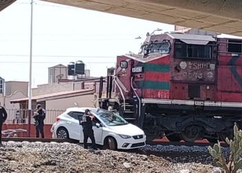 Le quiso ganar el paso al tren, pero quedó chocado en Ecatepec