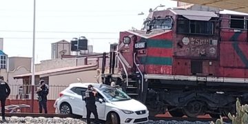 Le quiso ganar el paso al tren, pero quedó chocado en Ecatepec