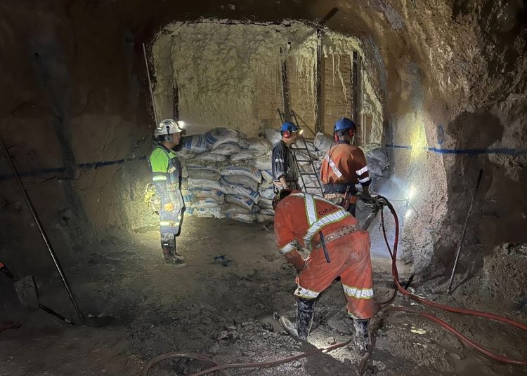 Refuerzan estructura en mina de El Rosario para avanzar en rescate de tres mineros; suman más de 180 horas de trabajo