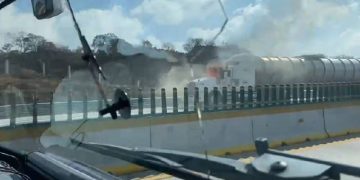 Incendio de tractocamión provoca cierre en Ixtapaluca