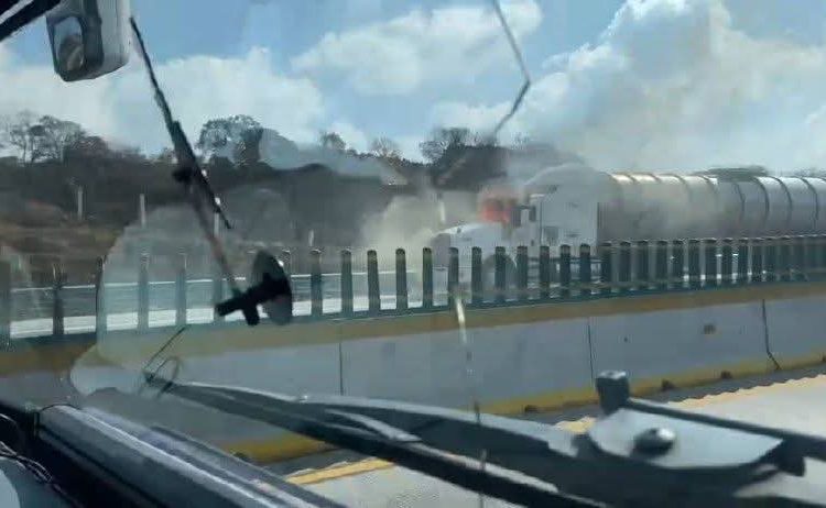 Incendio de tractocamión provoca cierre en Ixtapaluca