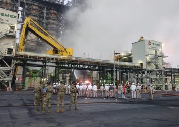 Activan Plan Marina tras incendio en refinería Dos Bocas en Tabasco