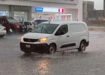 Lluvia inesperada colapsa vialidades y derriba bardas