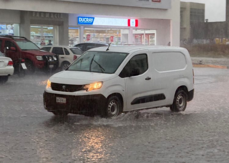 Lluvia inesperada colapsa vialidades y derriba bardas